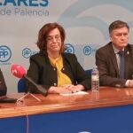 Fernández Carriedo, Armisén y Francisco Vázquez, entre otros, durante la rueda de prensa en la sede del PP palentino