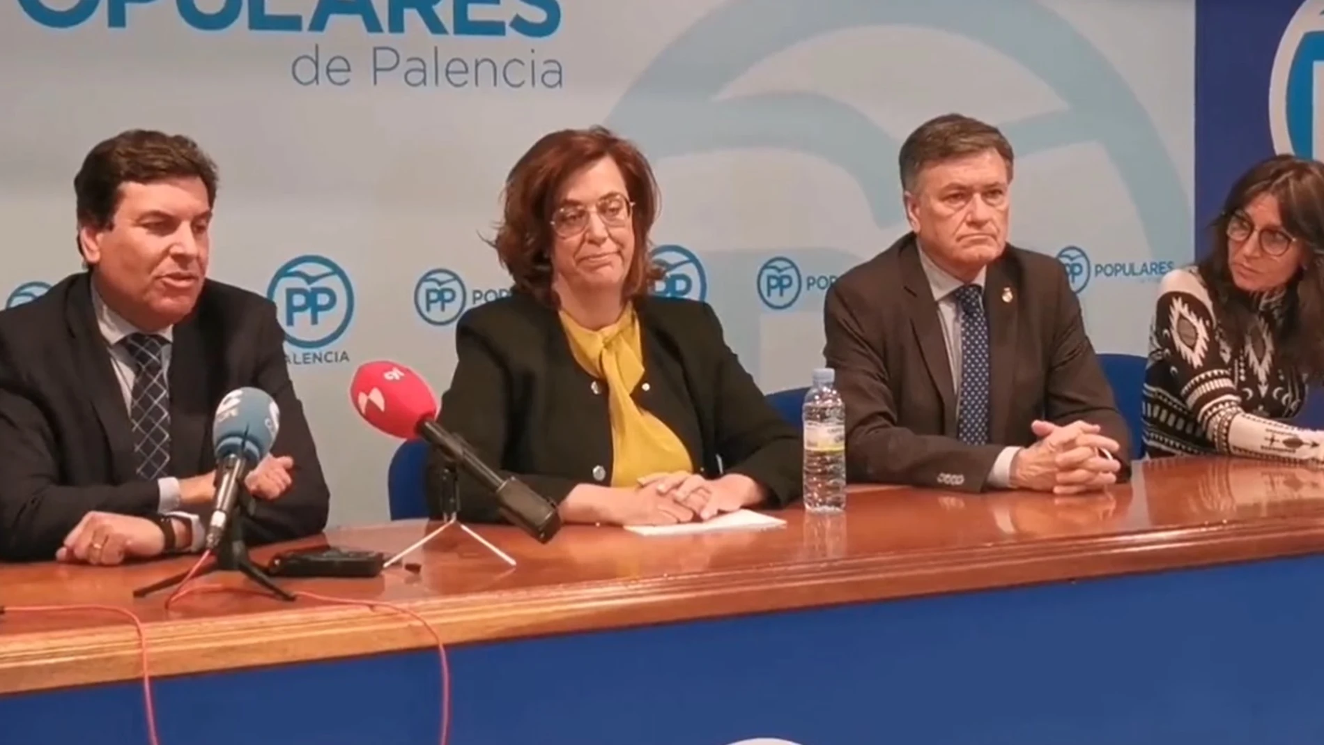 Fernández Carriedo, Armisén y Francisco Vázquez, entre otros, durante la rueda de prensa en la sede del PP palentino