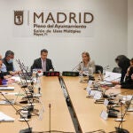 El concejal de Cs, Santiago Saura, y la concejala presidenta de los distritos de Usera y Moncloa-Aravaca, Loreto Sordo, en la sexta sesión de la comisión de investigación