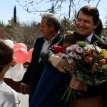 El presidente de la Junta de Castilla y León, Alfonso Fernández Mañueco, abraza a un menor ucraniano durante su visita al colegio La Inmaculada de Armenteros, en Salamanca, que acoge a menores refugiados de Ucrania.