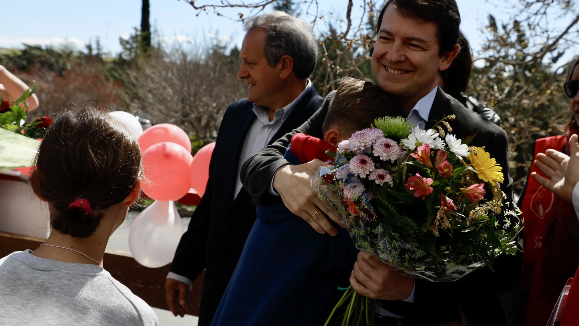 El presidente de la Junta de Castilla y León, Alfonso Fernández Mañueco, abraza a un menor ucraniano durante su visita al colegio La Inmaculada de Armenteros, en Salamanca, que acoge a menores refugiados de Ucrania.
