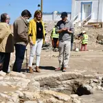 La alcaldesa de Osuna, Rosario Andújar, durante su visita a la necrópolis recién descubierta
