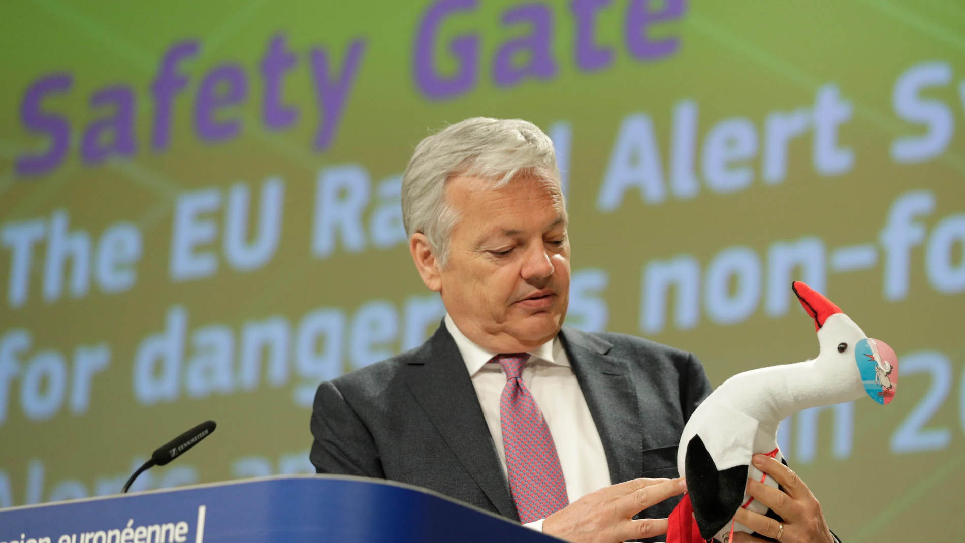 El comisario europeo de Justicia, Didier Reynders, en la rueda de prensa del informe anual del sistema "Safety Gate" sobre productos peligrosos para los consumidores europeos, hoy en Bruselas