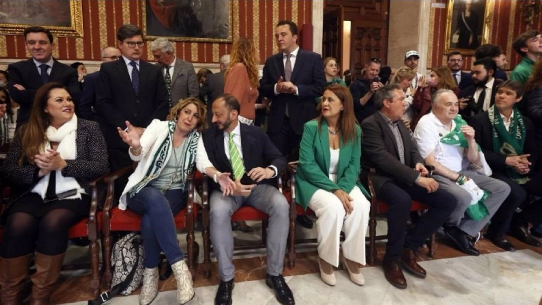 Varios cargos socialistas en la recepción al Betis en el Ayuntamiento de Sevilla