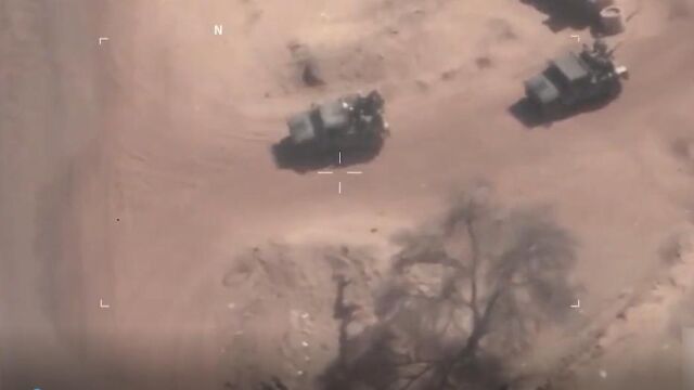 Captura de un vídeo grabado por el Ejército galo con un dron, en las que aparecen presuntos mercenarios rusos enterrando cadáveres junto a una anitua base utilizada por los militares galos, a los que se pretendía acusar de ocultar los cuerpos en una fosa común, cuando provenían de un combate sucedido a muchos kilómetros