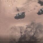 Captura de un vídeo grabado por el Ejército galo con un dron, en las que aparecen presuntos mercenarios rusos enterrando cadáveres junto a una anitua base utilizada por los militares galos, a los que se pretendía acusar de ocultar los cuerpos en una fosa común, cuando provenían de un combate sucedido a muchos kilómetros