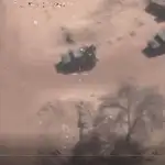 Captura de un vídeo grabado por el Ejército galo con un dron, en las que aparecen presuntos mercenarios rusos enterrando cadáveres junto a una anitua base utilizada por los militares galos, a los que se pretendía acusar de ocultar los cuerpos en una fosa común, cuando provenían de un combate sucedido a muchos kilómetros