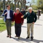 Conrado Íscar realiza una visita institucional a La Mudarra en compañía de su alcalde, Víctor González Garabito, para conocer sus demandas