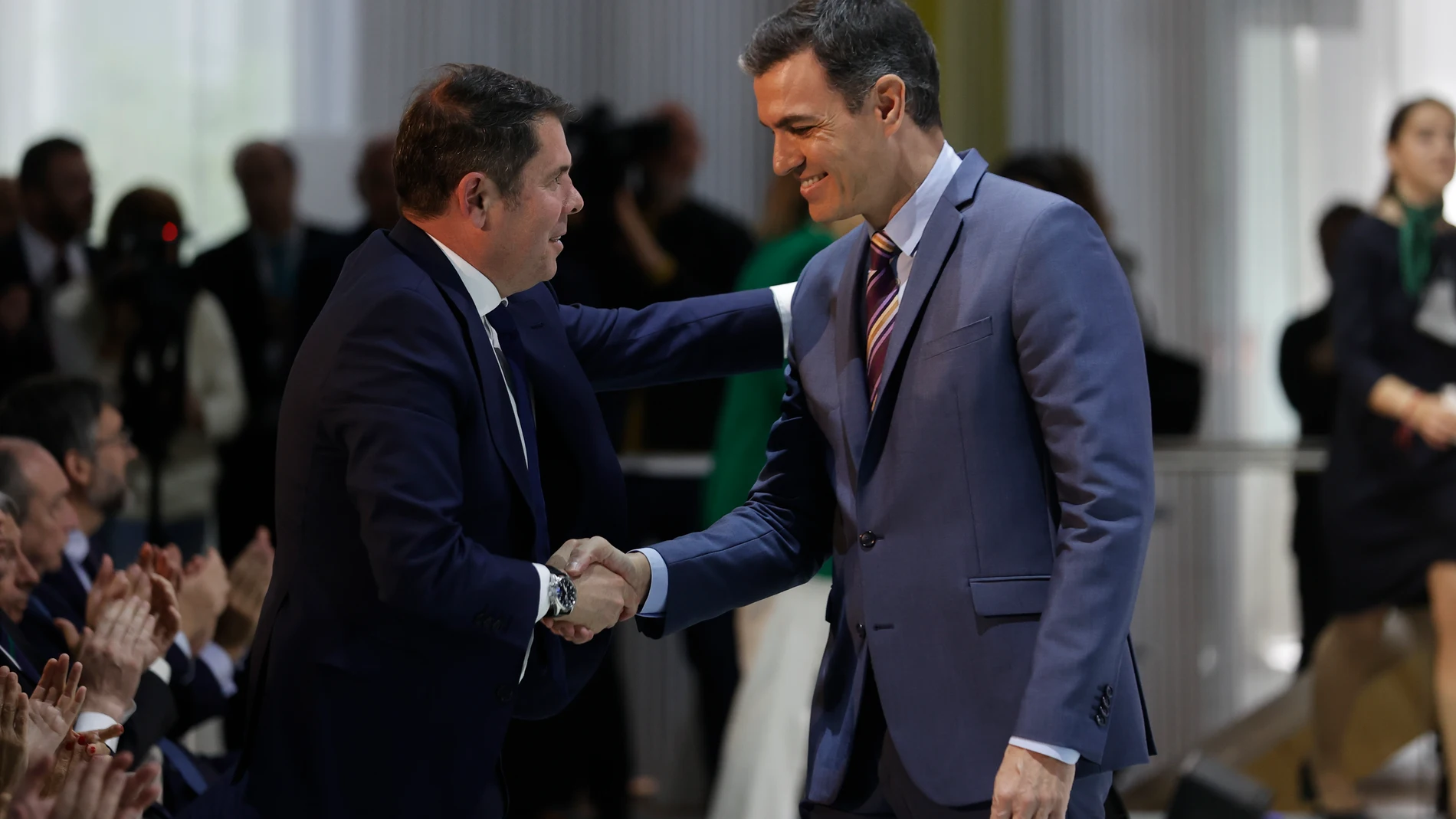 El presidente del Gobierno, Pedro Sánchez (d), saluda al presidente de Cepyme, Gerardo Cuerva (i), durante la entrega de la VIII Edición de los premios CEPYME 2021