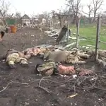 Un soldado ruso junto a los cadáveres de tropas ucranianas