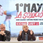 Los secretarios generales de CCOO y UGT, Unai Sordo (i) y Pepe Álvarez (d), ofrecen una rueda de prensa con motivo de la celebración del Primero de Mayo, Día Internacional del Trabajo
