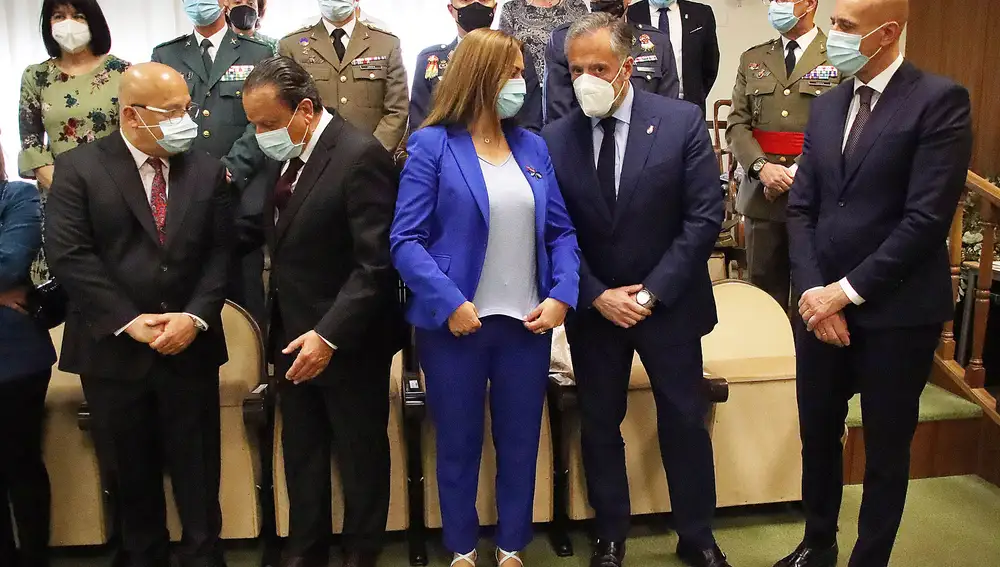 La Universidad de León celebra la festividad de San Isidoro. En la imagen, Virginia Barcones conversa con Carlos Pollán y José Antonio Díez en presencia de Mario Amilivia, entre otros