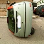 Imagen del vehículo volcado implicado en el accidente