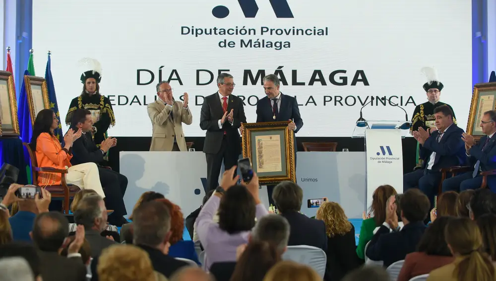 El expresidente de la institución y consejero de Presidencia de la Junta de Andalucía, Elías Bendodo recibe la Medalla de Oro de la Diputación provincial de Málaga en el Día de Málaga 2022