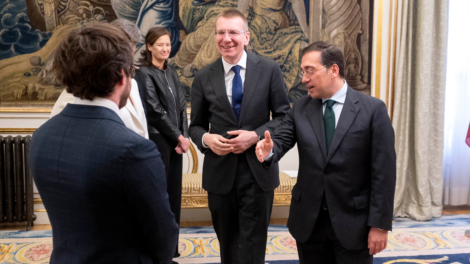 El ministro de Asuntos Exteriores, Unión Europea y Cooperación, José Manuel Albares (d), y el ministro de Relaciones Exteriores de la República de Letonia, Edgars Rinkevics