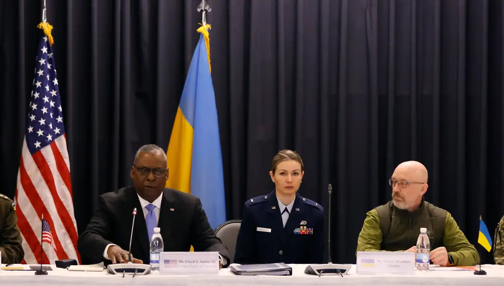 El Secretario de Defensa de los Estados Unidos, Lloyd J. Austin, habla en presencia del ministro de Defensa de Ucrania, Oleksii Reznikov durante una reunión de ministros de Defensa en la Base Aérea de los Estados Unidos en Ramstein, Alemania,