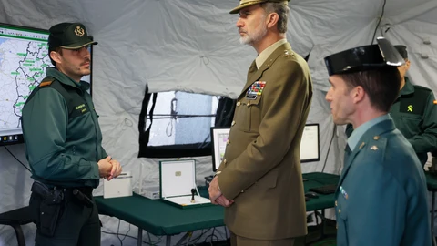 El rey Felipe VI en su visita a Sarria (Lugo) para conocer las instalaciones del cuartel de la Guardia Civil y la función que realiza la Benemérita para garantizar la seguridad en el Camino de Santiago. EFE/Lavandeira Jr.