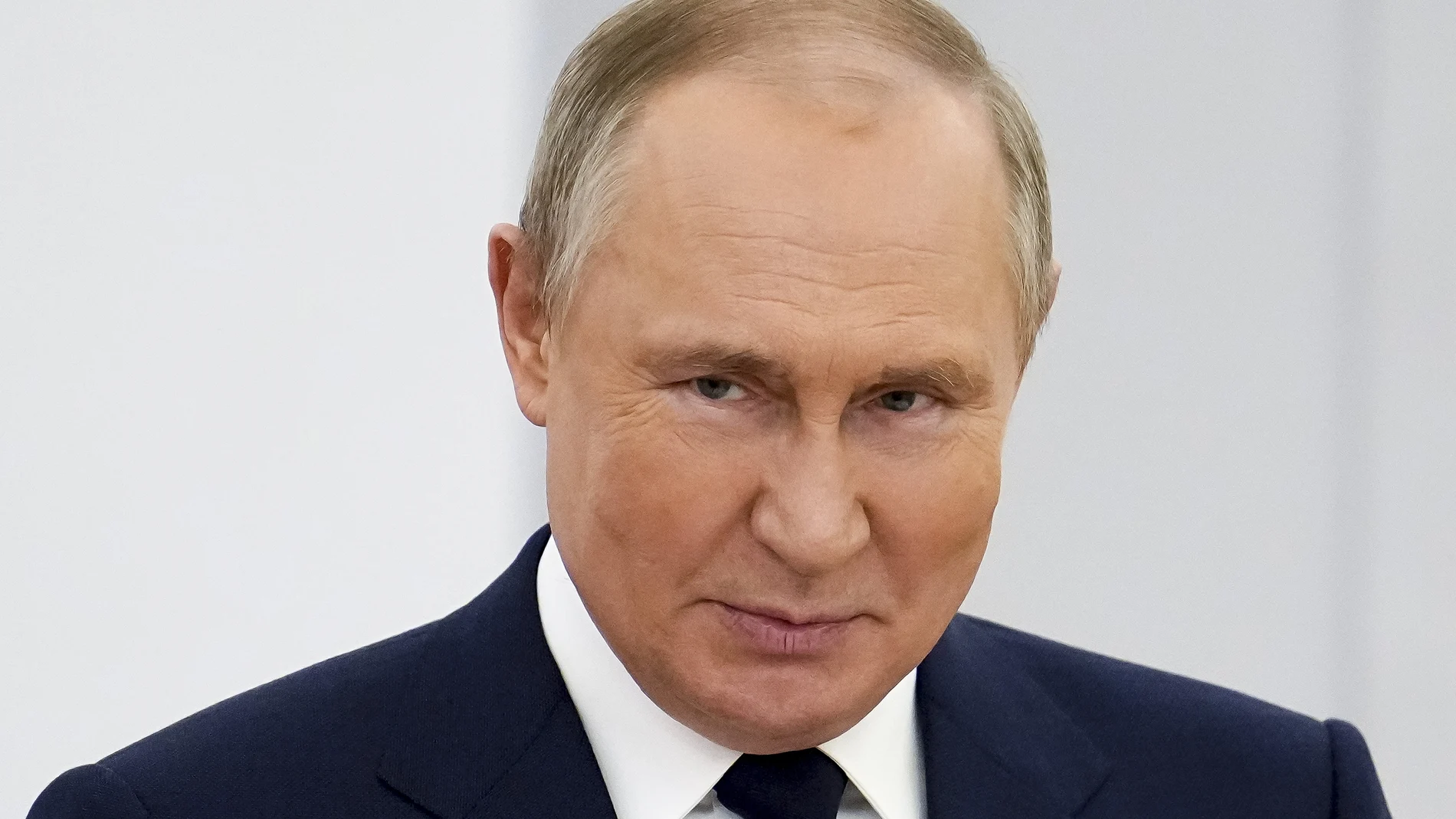 Las fuentes de inteligencia han hablado de que Putin podría sufrir Parkinson o demencia, e incluso cáncer, pese a que el Kremlin no ha declarado nada oficial