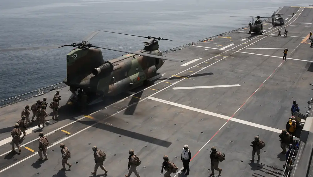 Un helicóptero «Chinook» en la cubierta del portaaeronaves Juan Carlos I durante unas maniobras