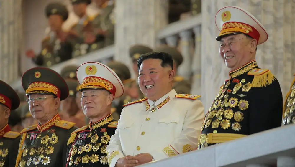 El líder norcoreano Kim Jong-un en el desfile militar en la plaza de Kim Il este lunes