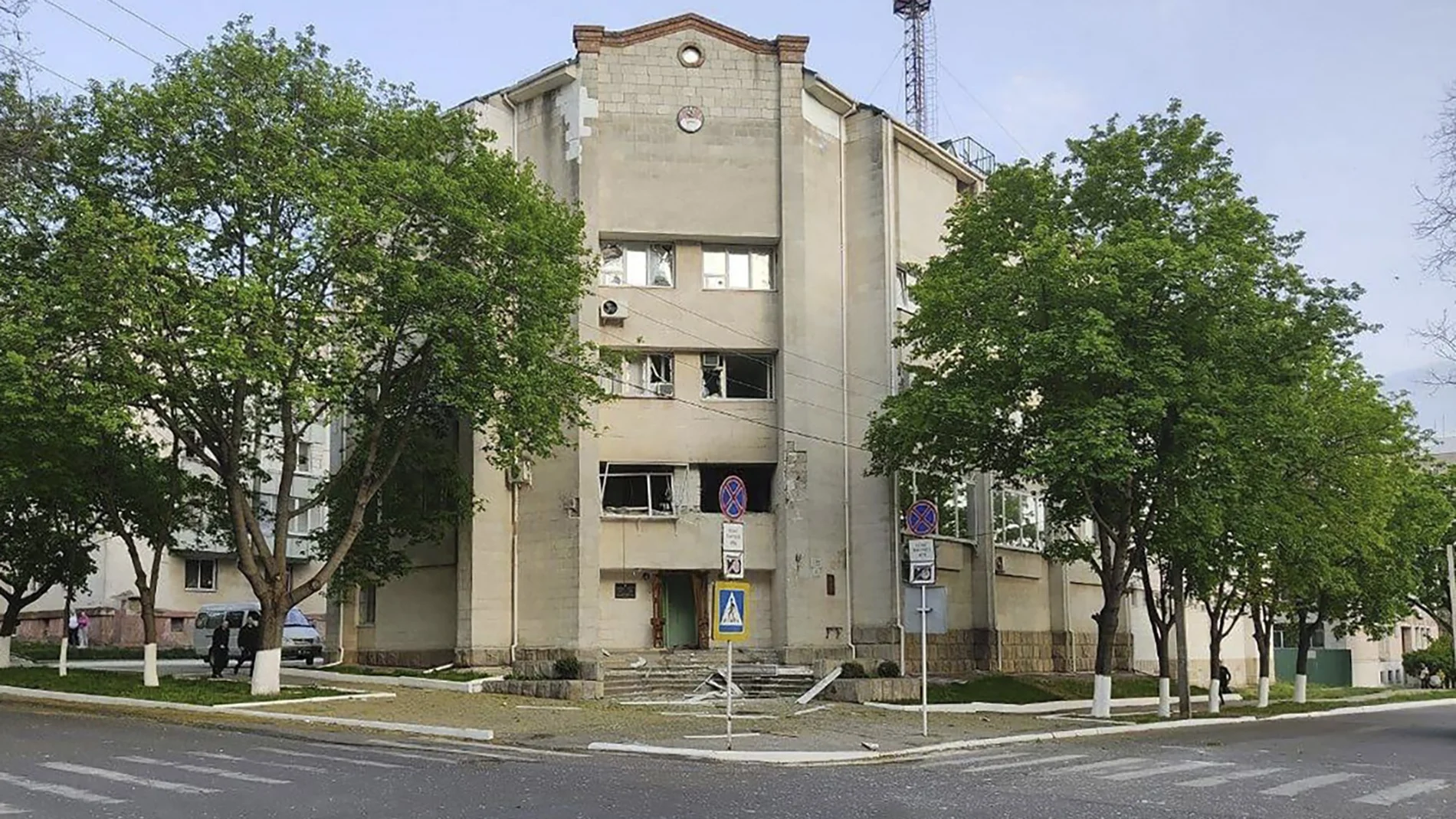 Imagen del edificio del Ministerio de Seguridad dañado en un atentado