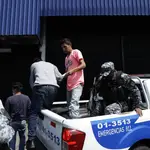 Supuestos "pandilleros" son trasladados desde la delegación policial "El Penalito" hacia una cárcel de San Salvador