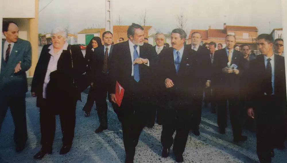 El presidente de la Asociación Cultural "Peña La Aldaba", Aurelio Martín, conversa con Jaime Mayor Oreja, entonces ministro del Interior, en su visita a La Pedraja para dar una conferencia en la Semana Cultural de 2002