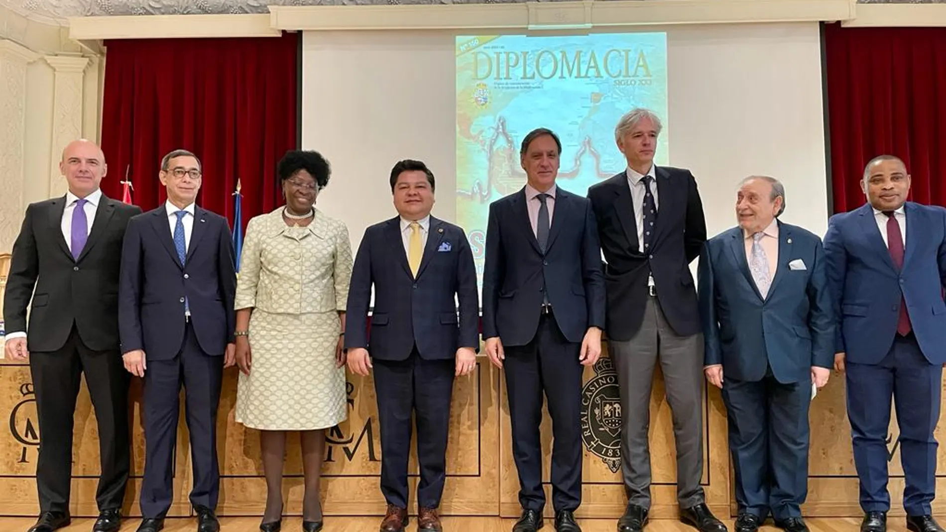 El alcalde de Salamanca, Carlos García Carbayo, participa en la presentación de la nueva publicación de la revista Diplomacia Siglo XXI