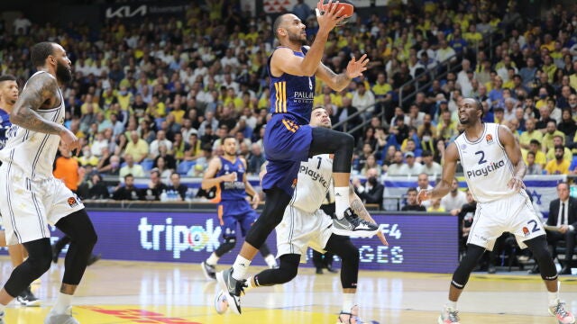 Hanga se dispone a anotar una bandeja ante el Maccabi
