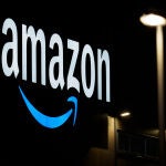 El logo de Amazon en uno de sus centros