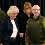 El ministro de Defensa de Ucrania, Oleksii Reznikov, con su homóloga alemana Christine Lambrecht en la base militar alemana de Ramstein