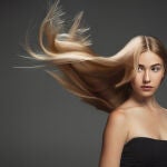 Durante la época estival, nuestro cabello y nuestro cuero cabelludo se exponen a muchos agentes nocivos que pueden tener un impacto muy negativo | Fuente: Freepik