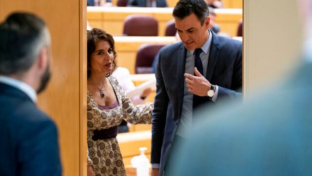 La ministra de Hacienda, María Jesús Montero, y el presidente del Gobierno, Pedro Sánchez