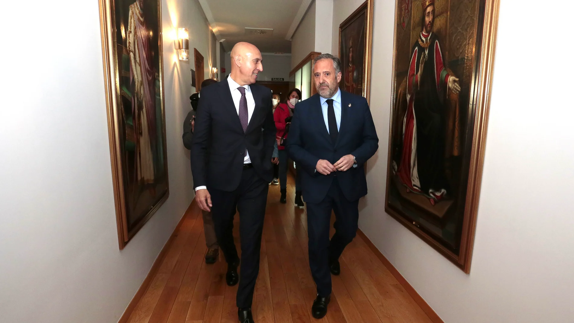 El alcalde de León, José Antonio Diez, recibe la visita institucional del presidente de las Cortes de Castilla y León, Carlos Pollán