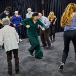 Paloma Pedrero, de verde en el centro del grupo, en la sala de ensayos del Teatro Fernán Gómez