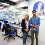 Estrella Núñez y Rubén Rabadán, coautores del artículo, en el laboratorio 'Izpisua Belmonte', del UCAM HiTech.
