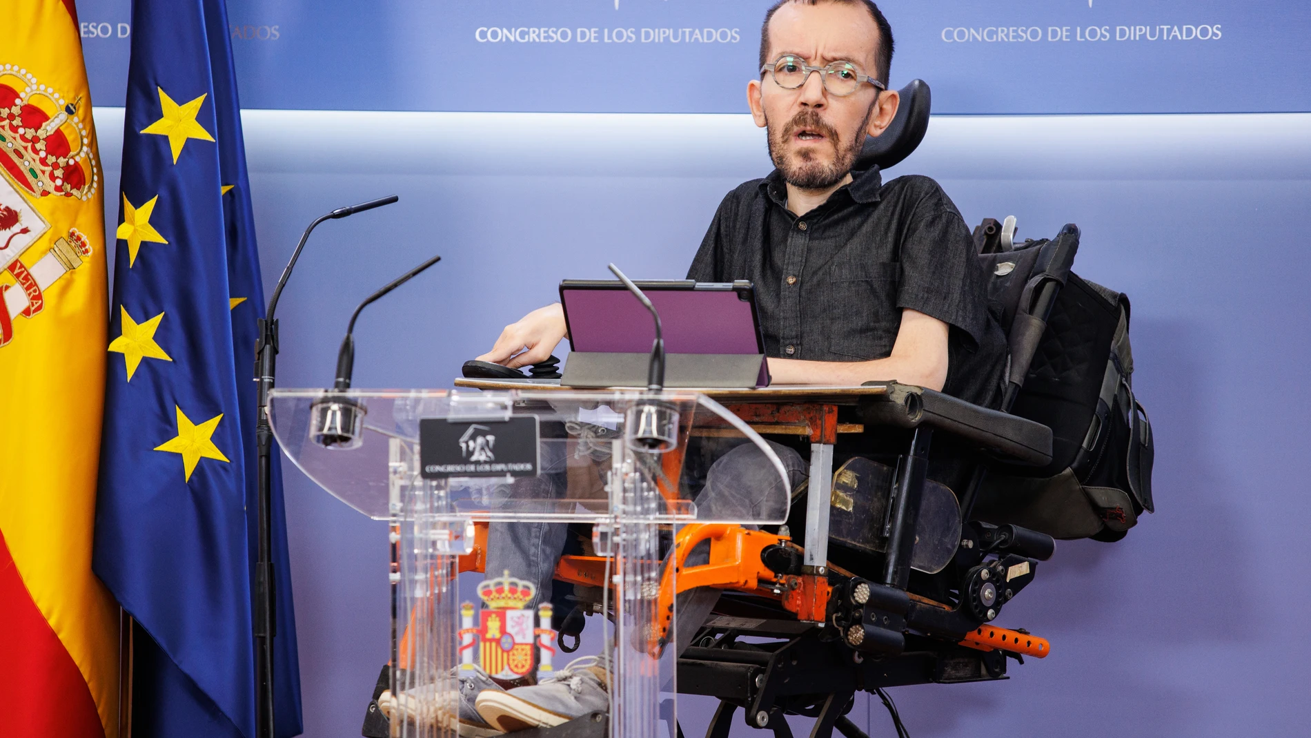El portavoz de Unidas Podemos en el Congreso, Pablo Echenique interviene en una rueda de prensa previa a una Junta de Portavoces, en el Congreso de los Diputados, a 26 de abril de 2022, en Madrid