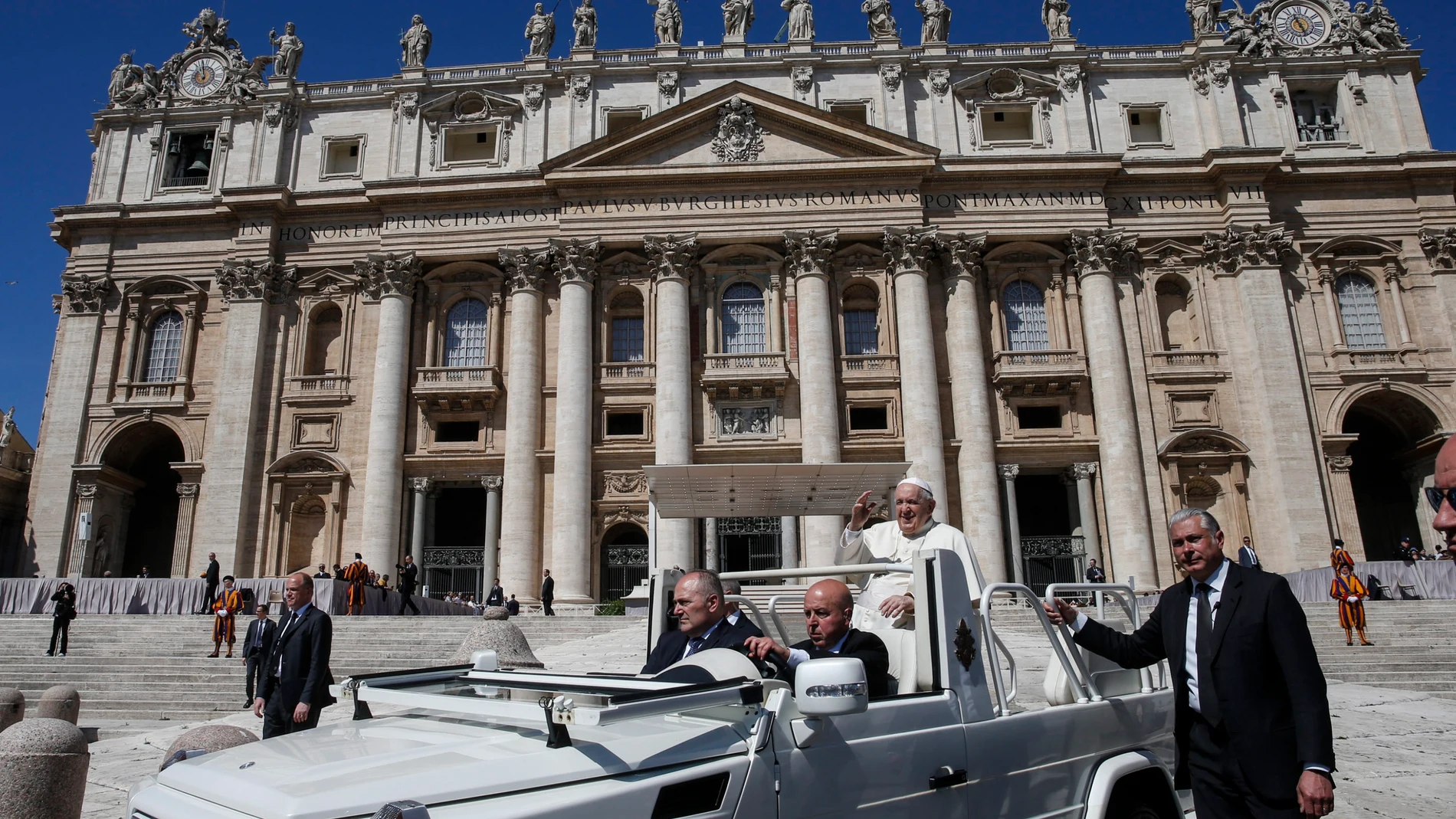 El Papa Francisco llega a una Audiencia General semanal en la plaza de San Pedro