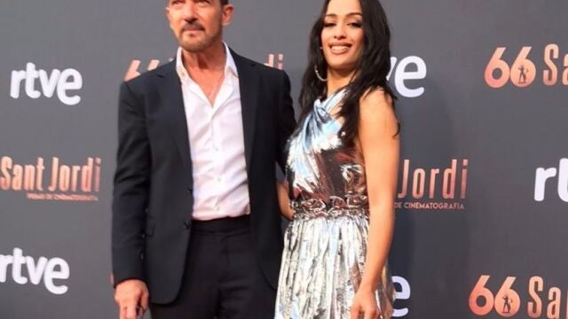 Antonio Banderas junto a Chanel Terrero en los Premios Sant Jordi de RTVE. Historia de Instagram de @rtvecatalunya