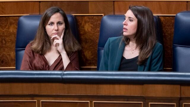 La secretaria general de Podemos y ministra de Derechos Sociales y Agenda 2030, Ione Belarra (i) y la ministra de Igualdad, Irene Montero (d