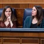 La secretaria general de Podemos y ministra de Derechos Sociales y Agenda 2030, Ione Belarra (i) y la ministra de Igualdad, Irene Montero (d