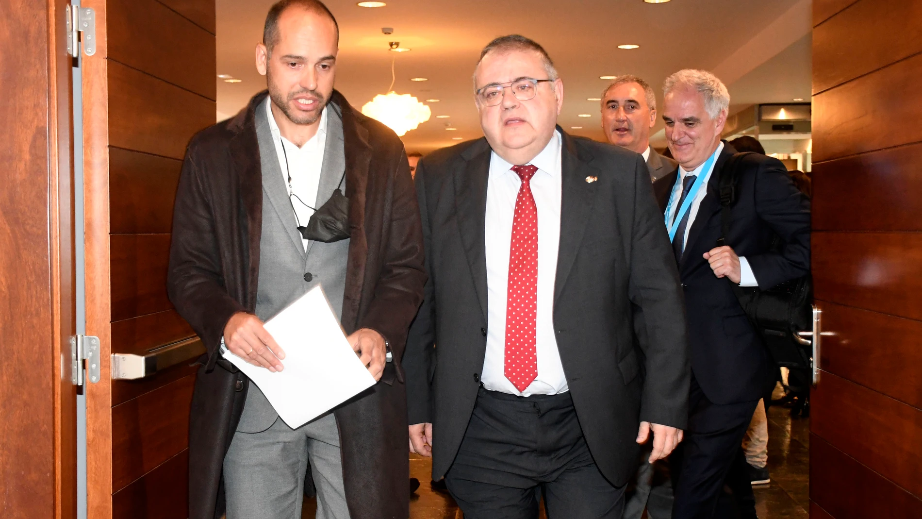 Inauguración oficial del XXV Congreso de la Sociedad Española de Cirugía de la Mano (SECMA), a cargo de su presidente, Adolfo Galán Novella, y el consejero de Sanidad, Alejandro Vázquez
