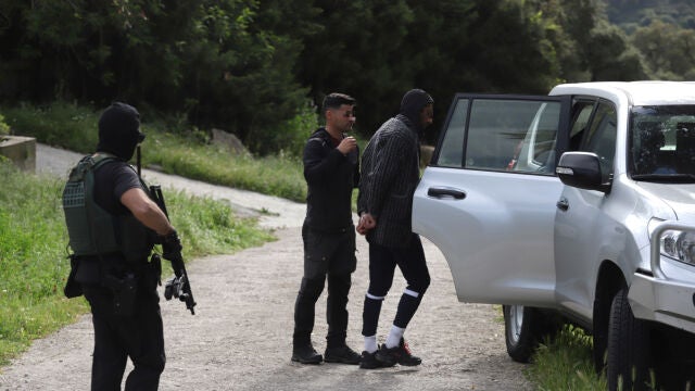 Agentes de la Guardia Civil trasladan a un hombre detenido durante un operativo sobre drogas en la comarca del Campo de Gibraltar. EFE/A.Carrasco Ragel