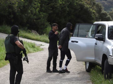 Agentes de la Guardia Civil trasladan a un hombre detenido durante un operativo sobre drogas en la comarca del Campo de Gibraltar. EFE/A.Carrasco Ragel