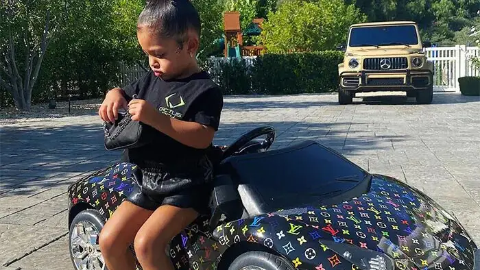 Stormi junto a uno de sus minicoches.