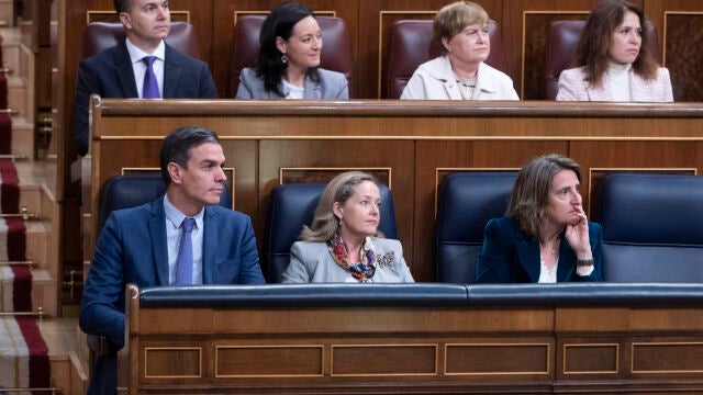 El presidente del Gobierno, Pedro Sánchez; la vicepresidenta primera del Gobierno y ministra de Asuntos Económicos y Transformación Digital, Nadia Calviño; y la vicepresidenta tercera y ministra para la Transición Ecológica y el Reto Demográfico, Teresa Ribera, en el Congreso
