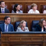 El presidente del Gobierno, Pedro Sánchez; la vicepresidenta primera del Gobierno y ministra de Asuntos Económicos y Transformación Digital, Nadia Calviño; y la vicepresidenta tercera y ministra para la Transición Ecológica y el Reto Demográfico, Teresa Ribera, en el Congreso