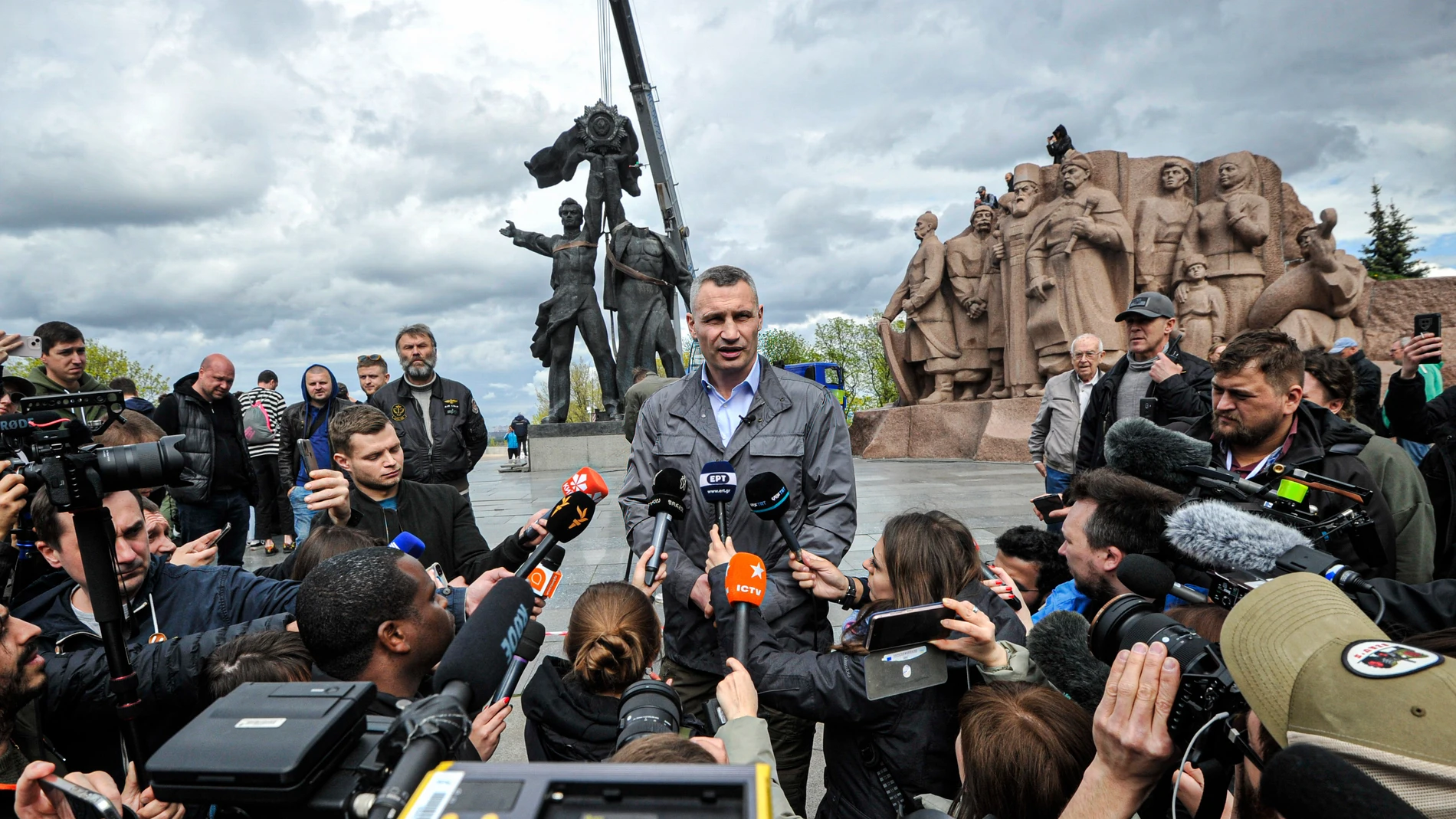 Vitali Klitschko, alcalde de kiev, habla con periodistas cerca del monumento de la era soviética durante su proceso de demolición