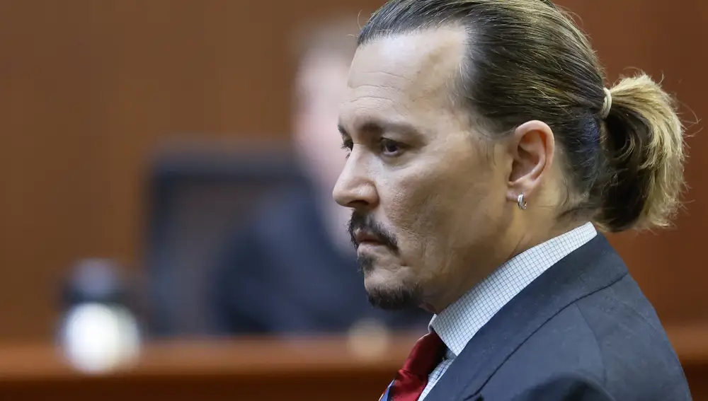 Johnny Depp escucha a los agentes durante el juicio por difamación
