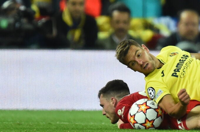 Lo Celso y Robertson, en la pelea por un balón en el Liverpool - Villarreal